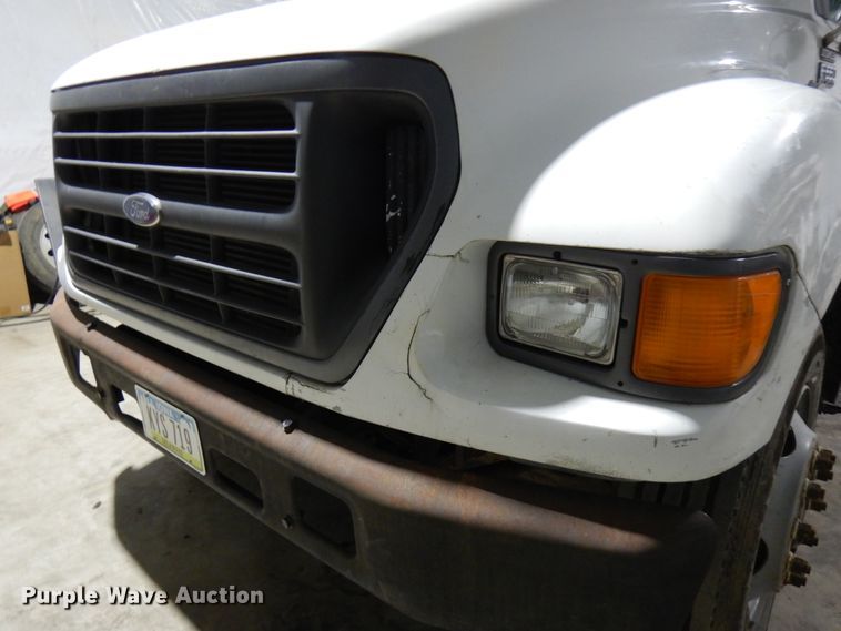 image for item IO9552 2000 Ford F650 Super Duty XL  chipper truck