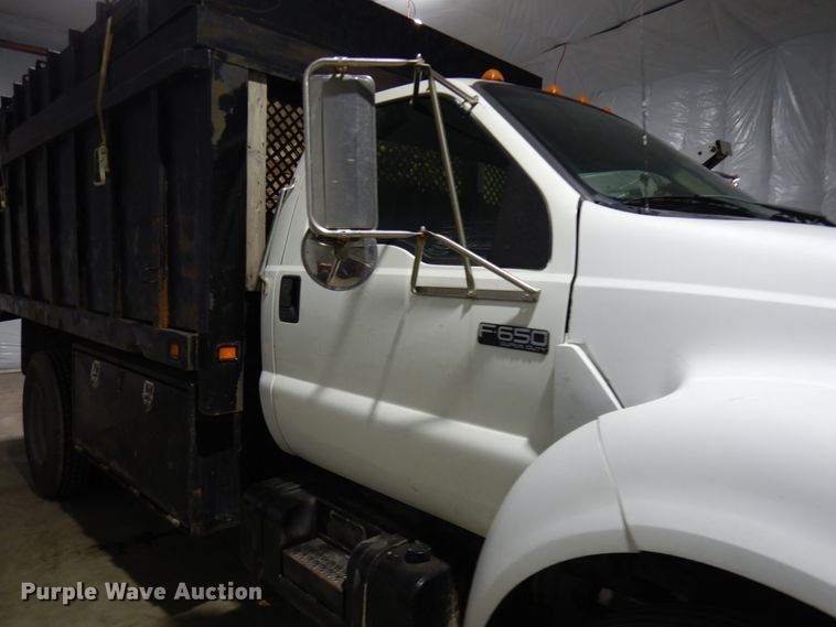 image for item IO9552 2000 Ford F650 Super Duty XL  chipper truck