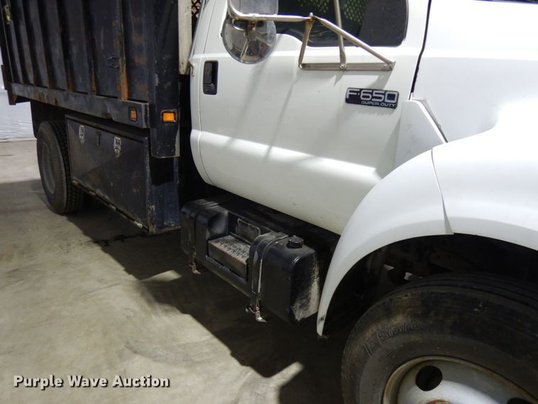 image for item IO9552 2000 Ford F650 Super Duty XL  chipper truck