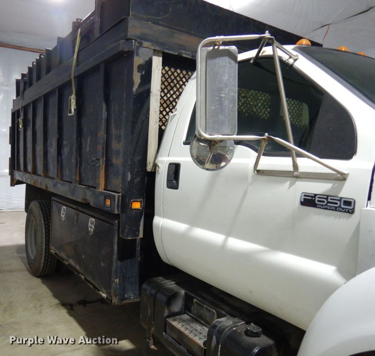 image for item IO9552 2000 Ford F650 Super Duty XL  chipper truck