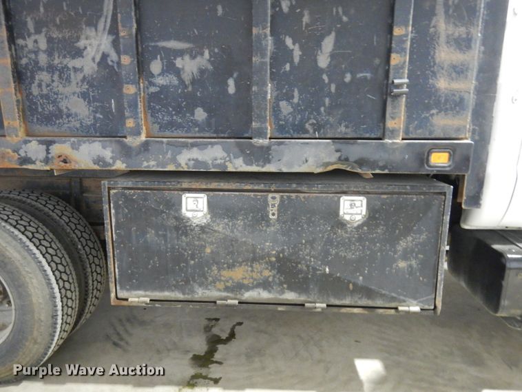 image for item IO9552 2000 Ford F650 Super Duty XL  chipper truck