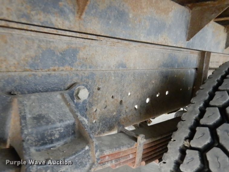 image for item IO9552 2000 Ford F650 Super Duty XL  chipper truck