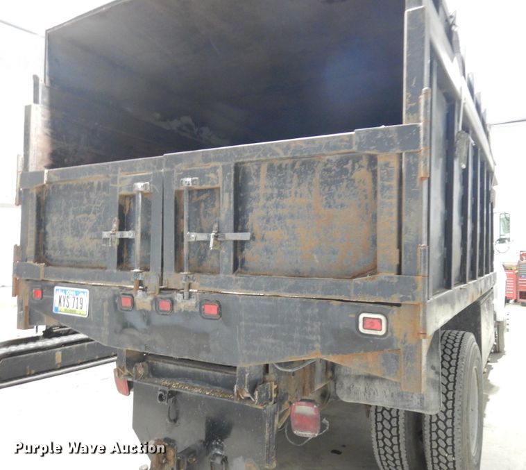 image for item IO9552 2000 Ford F650 Super Duty XL  chipper truck