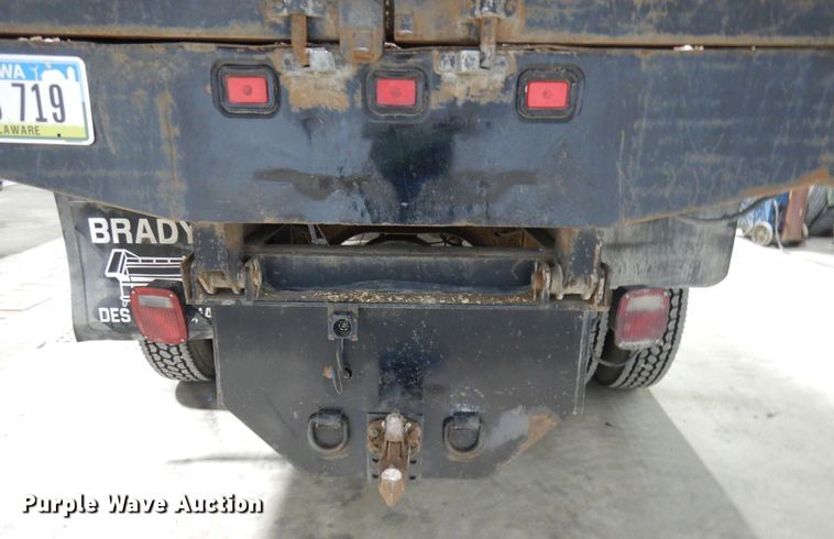 image for item IO9552 2000 Ford F650 Super Duty XL  chipper truck