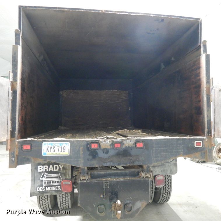 image for item IO9552 2000 Ford F650 Super Duty XL  chipper truck