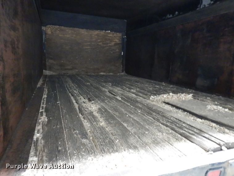 image for item IO9552 2000 Ford F650 Super Duty XL  chipper truck