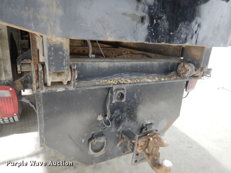 image for item IO9552 2000 Ford F650 Super Duty XL  chipper truck