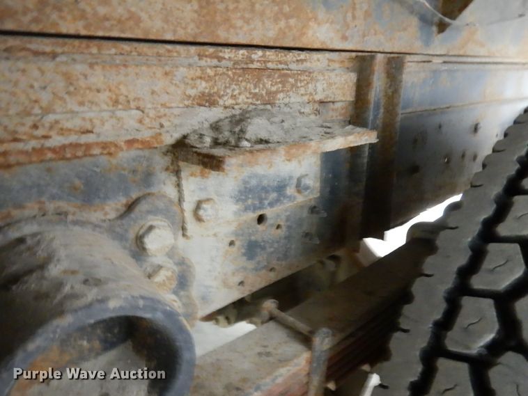 image for item IO9552 2000 Ford F650 Super Duty XL  chipper truck