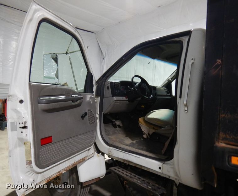 image for item IO9552 2000 Ford F650 Super Duty XL  chipper truck