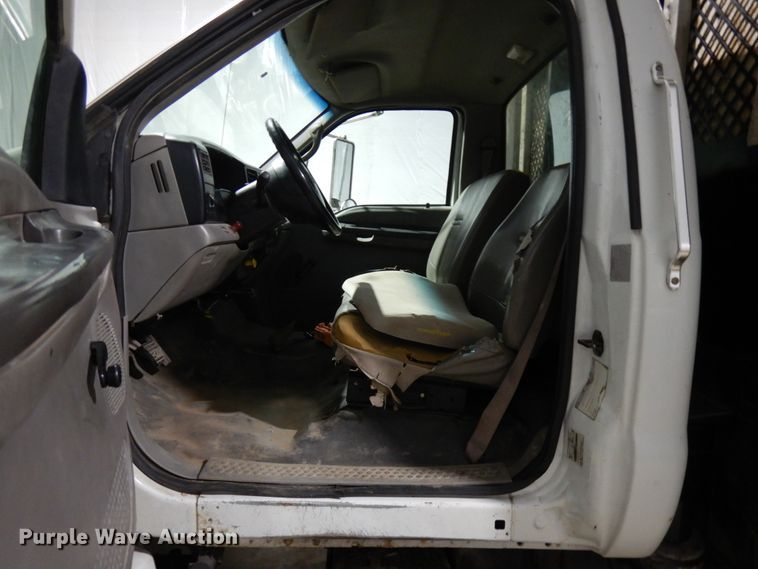 image for item IO9552 2000 Ford F650 Super Duty XL  chipper truck