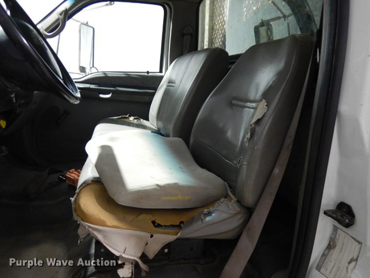 image for item IO9552 2000 Ford F650 Super Duty XL  chipper truck