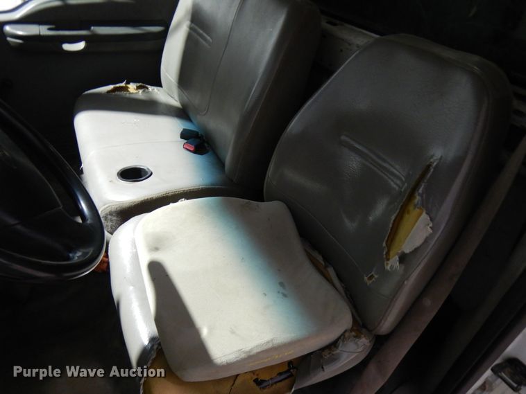 image for item IO9552 2000 Ford F650 Super Duty XL  chipper truck