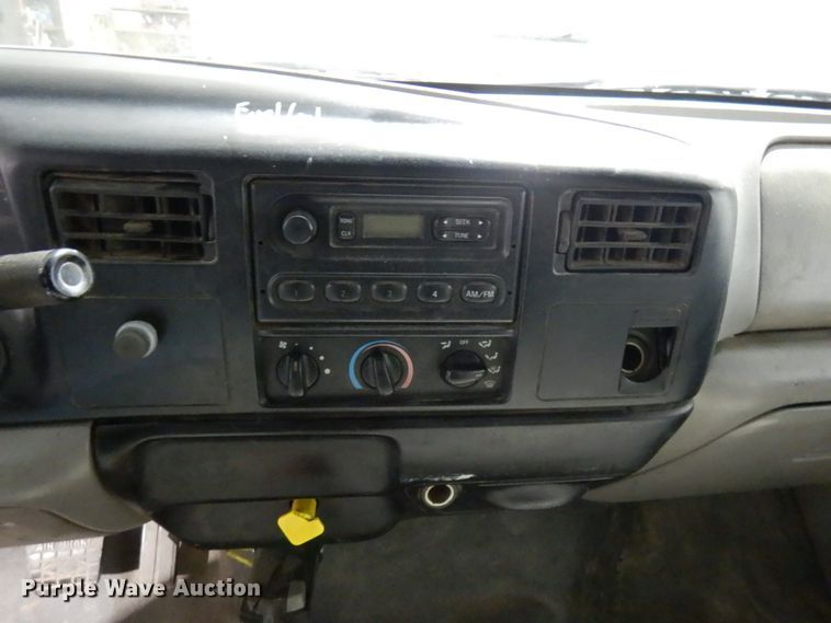 image for item IO9552 2000 Ford F650 Super Duty XL  chipper truck