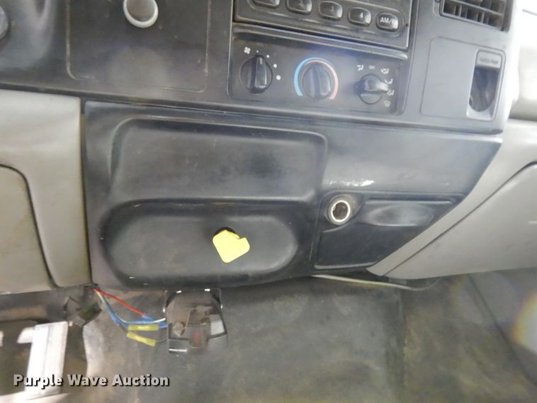 image for item IO9552 2000 Ford F650 Super Duty XL  chipper truck