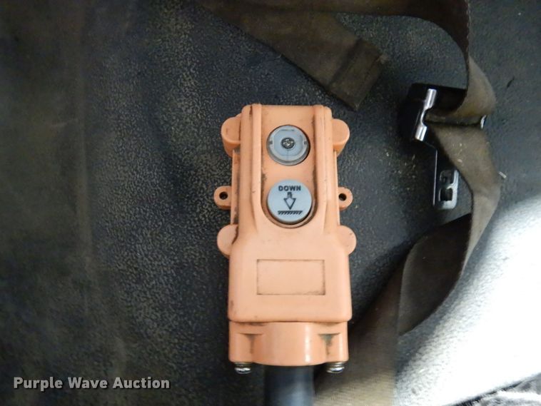 image for item IO9552 2000 Ford F650 Super Duty XL  chipper truck