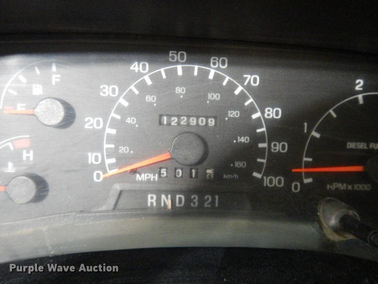 image for item IO9552 2000 Ford F650 Super Duty XL  chipper truck