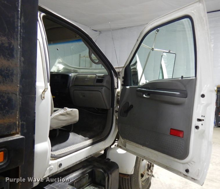 image for item IO9552 2000 Ford F650 Super Duty XL  chipper truck