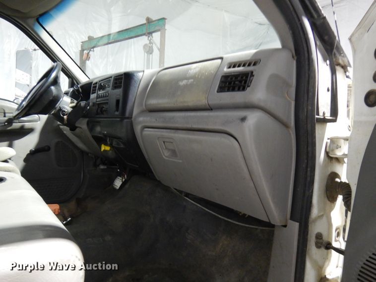 image for item IO9552 2000 Ford F650 Super Duty XL  chipper truck