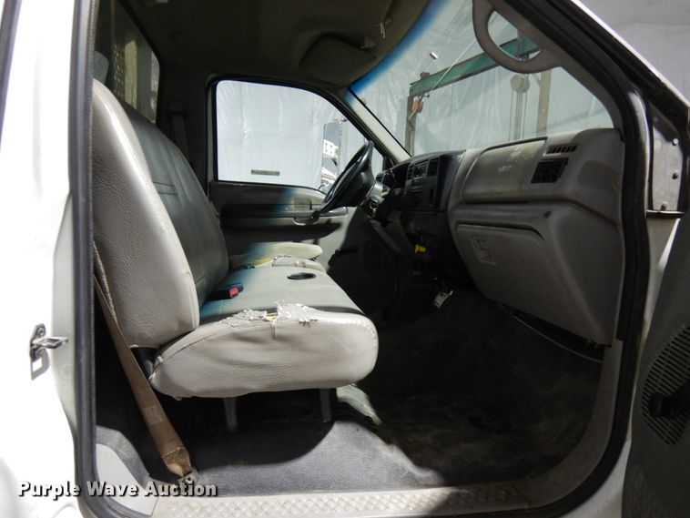 image for item IO9552 2000 Ford F650 Super Duty XL  chipper truck