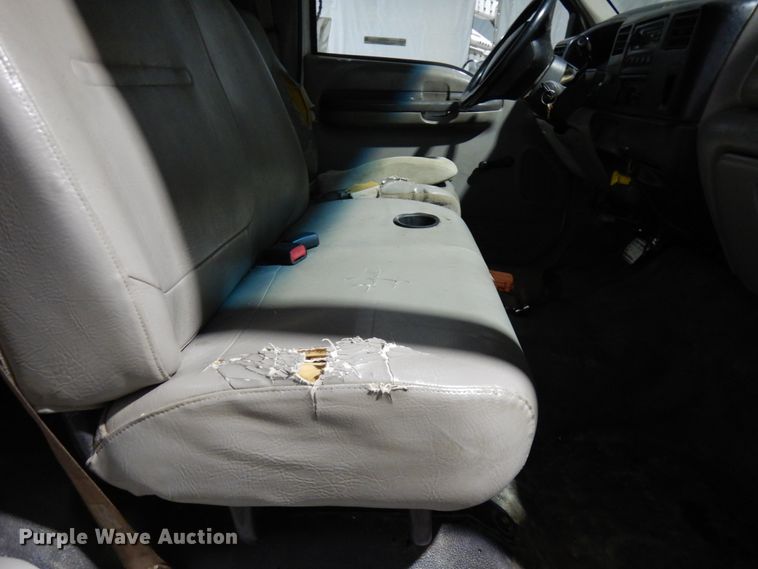 image for item IO9552 2000 Ford F650 Super Duty XL  chipper truck