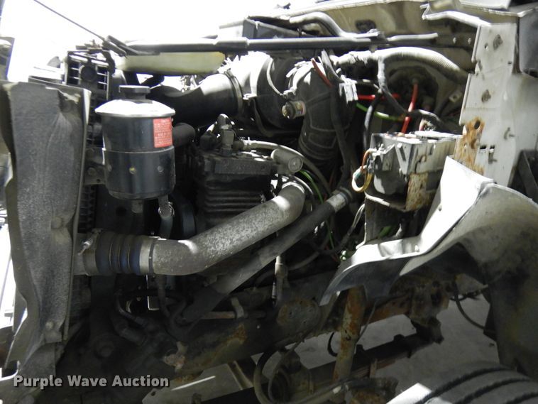 image for item IO9552 2000 Ford F650 Super Duty XL  chipper truck