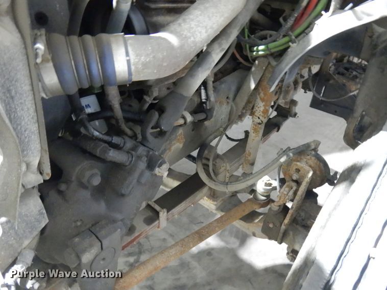 image for item IO9552 2000 Ford F650 Super Duty XL  chipper truck