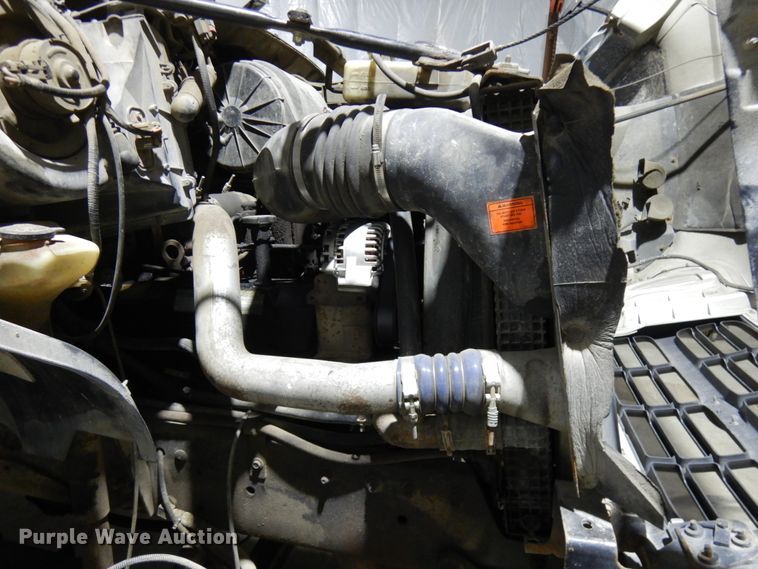 image for item IO9552 2000 Ford F650 Super Duty XL  chipper truck