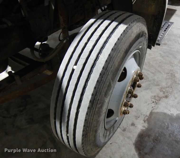 image for item IO9552 2000 Ford F650 Super Duty XL  chipper truck