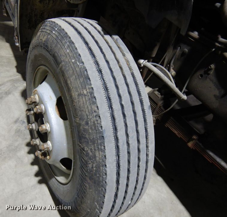 image for item IO9552 2000 Ford F650 Super Duty XL  chipper truck