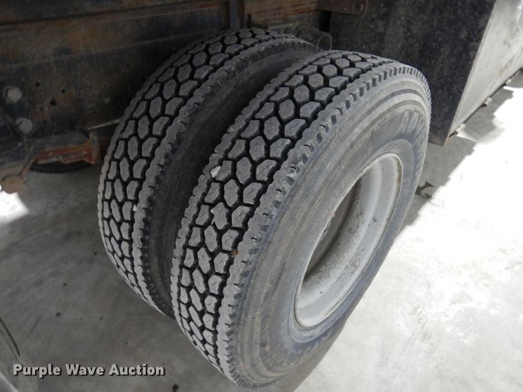 image for item IO9552 2000 Ford F650 Super Duty XL  chipper truck