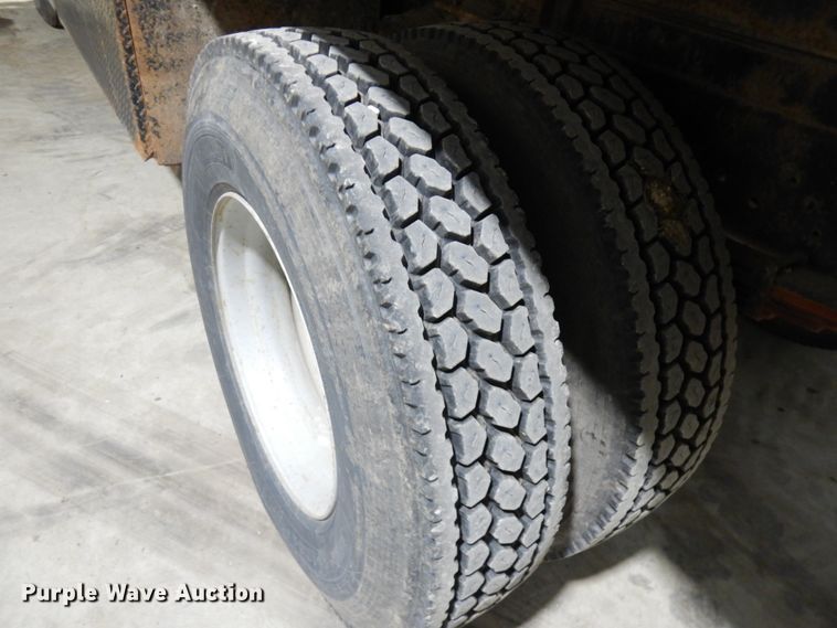 image for item IO9552 2000 Ford F650 Super Duty XL  chipper truck