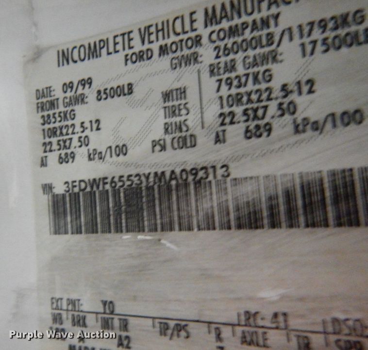 image for item IO9552 2000 Ford F650 Super Duty XL  chipper truck