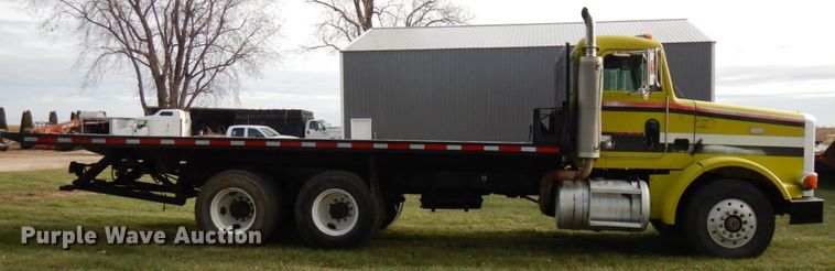 image for item IO9553 1997 Peterbilt 378  rollback truck