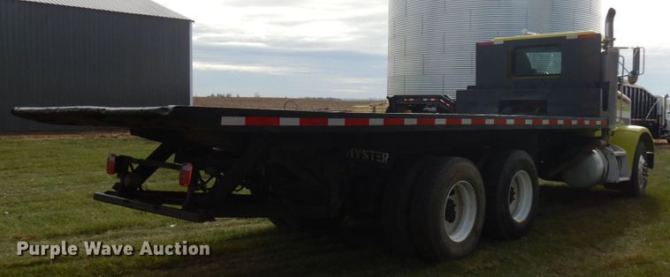 image for item IO9553 1997 Peterbilt 378  rollback truck