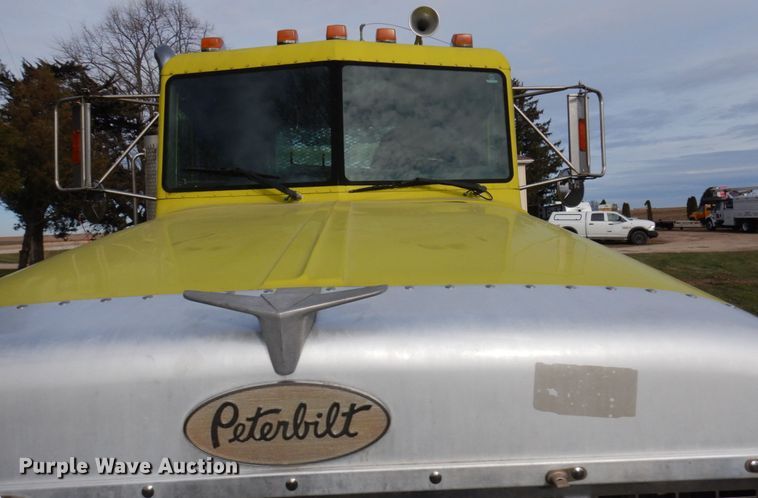 image for item IO9553 1997 Peterbilt 378  rollback truck