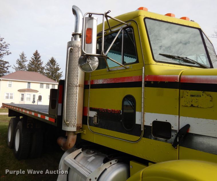 image for item IO9553 1997 Peterbilt 378  rollback truck