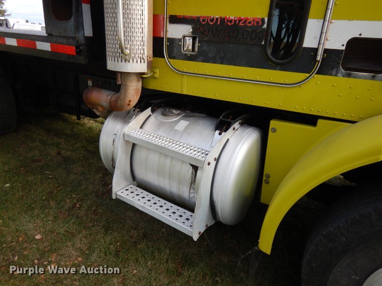 image for item IO9553 1997 Peterbilt 378  rollback truck