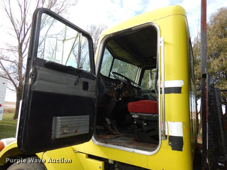 image for item IO9553 1997 Peterbilt 378  rollback truck