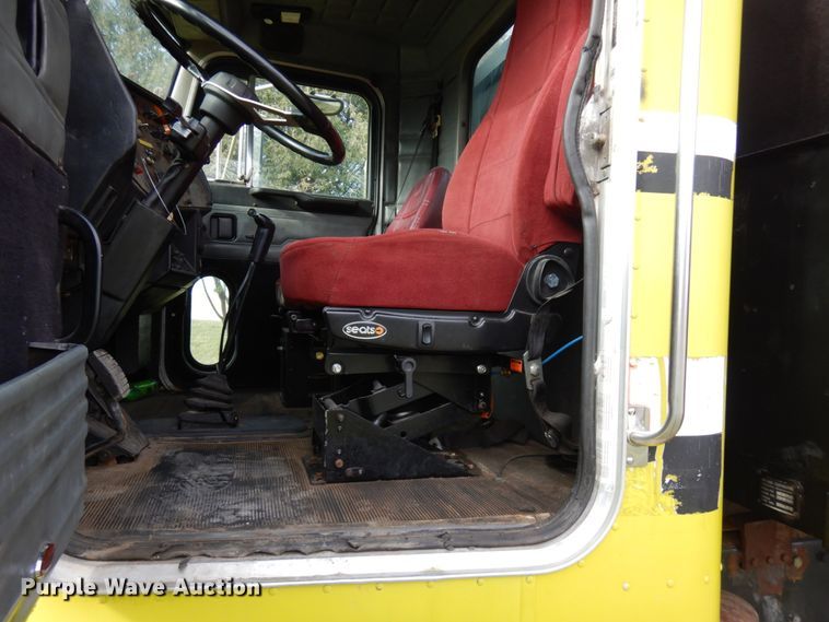 image for item IO9553 1997 Peterbilt 378  rollback truck