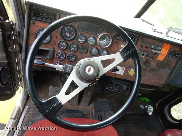 image for item IO9553 1997 Peterbilt 378  rollback truck