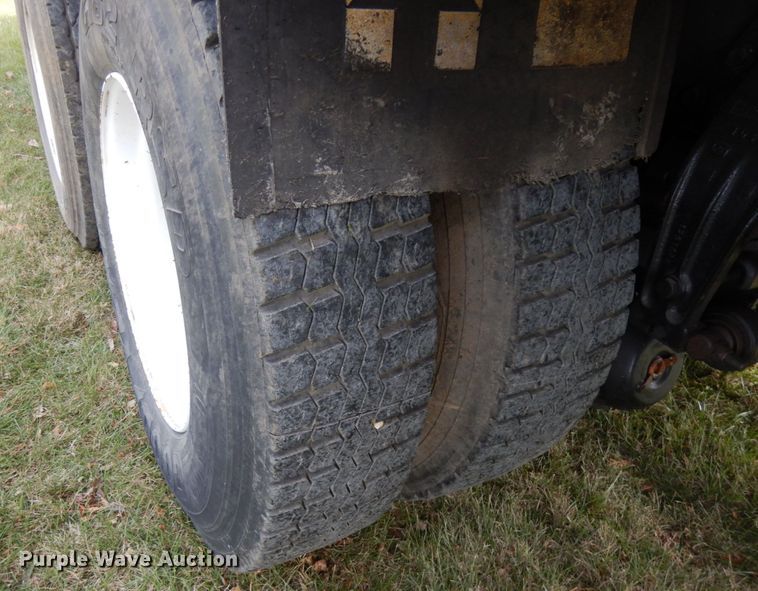 image for item IO9553 1997 Peterbilt 378  rollback truck