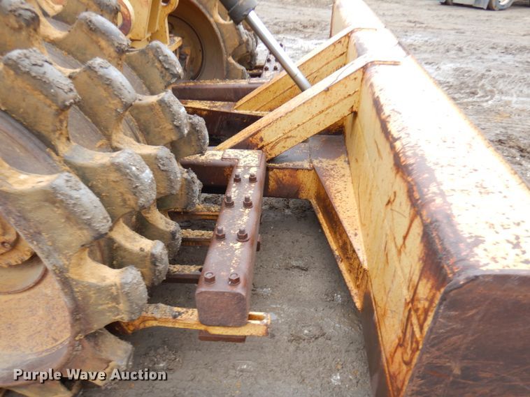 image for item IO9591 1986 Caterpillar 816B  soil compactor