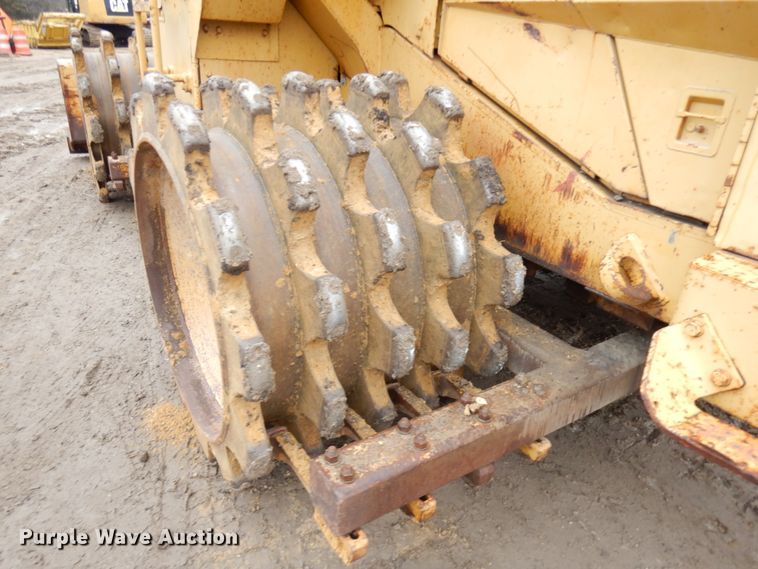 image for item IO9591 1986 Caterpillar 816B  soil compactor