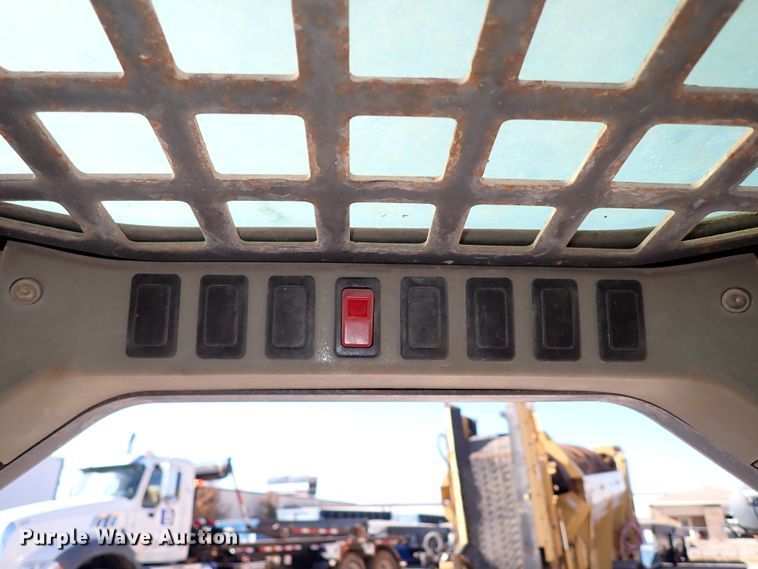 image for item IS9248 2005 Bobcat S150  skid steer loader