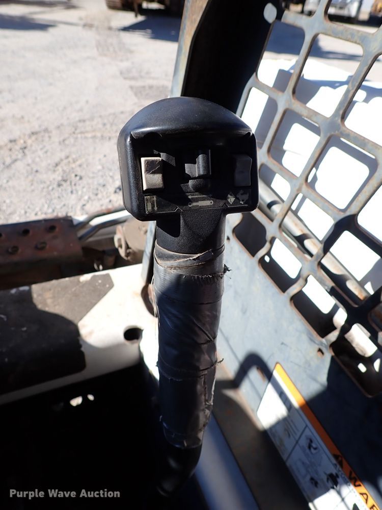 image for item IS9248 2005 Bobcat S150  skid steer loader