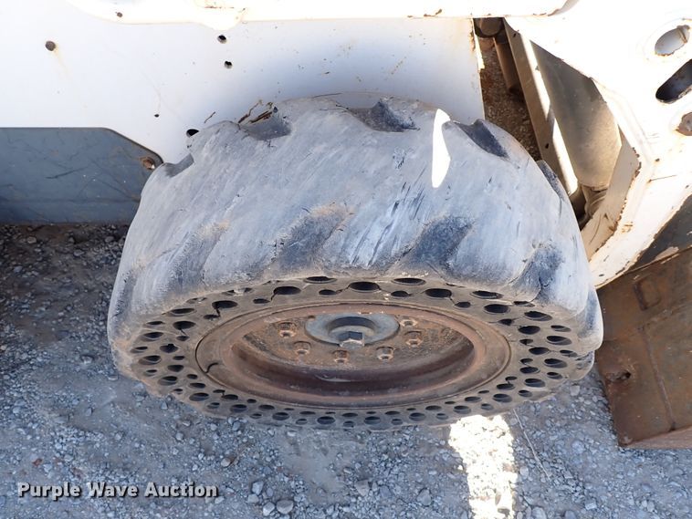 image for item IS9248 2005 Bobcat S150  skid steer loader