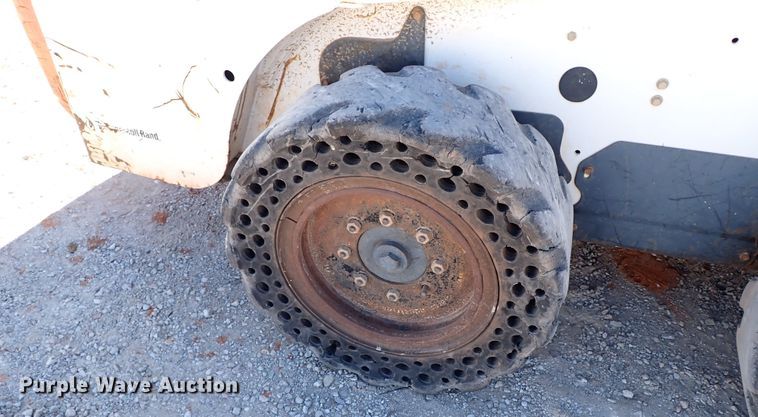 image for item IS9248 2005 Bobcat S150  skid steer loader