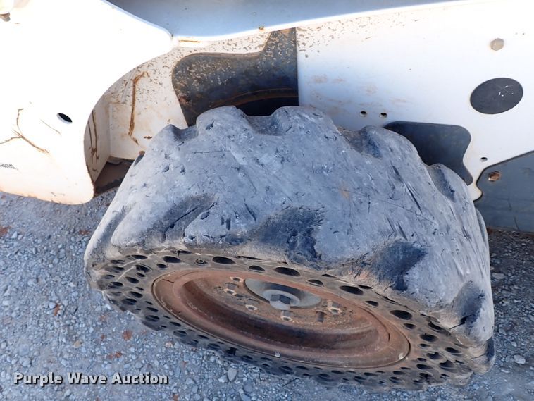 image for item IS9248 2005 Bobcat S150  skid steer loader