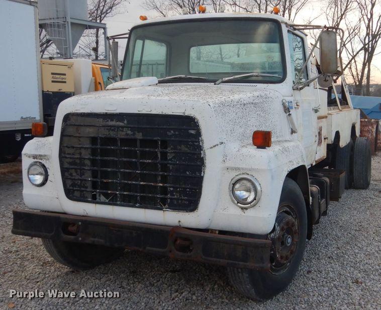 image for item IU9774 1981 Ford LN7000  truck cab and chassis