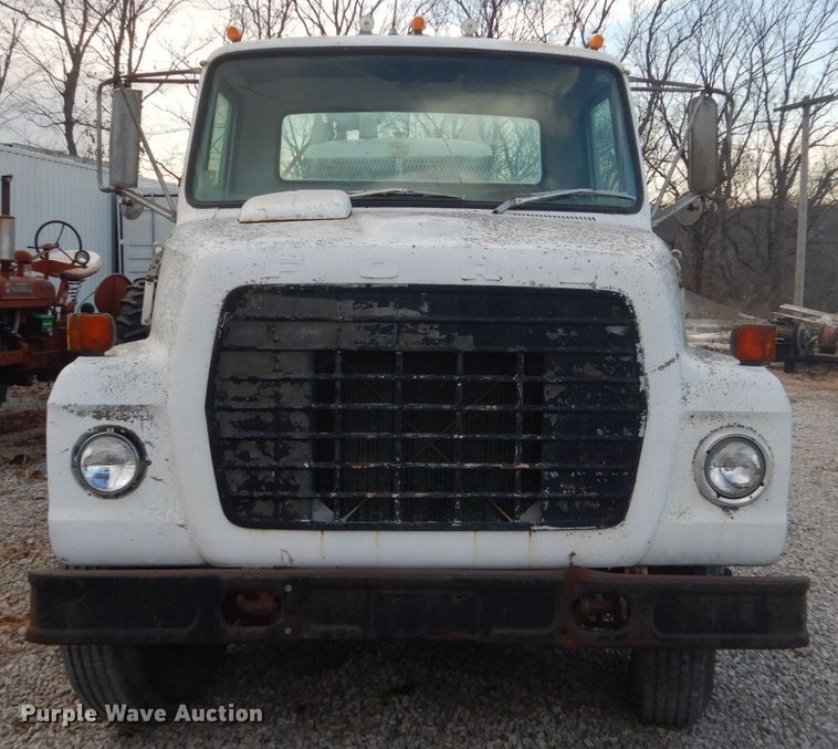 image for item IU9774 1981 Ford LN7000  truck cab and chassis